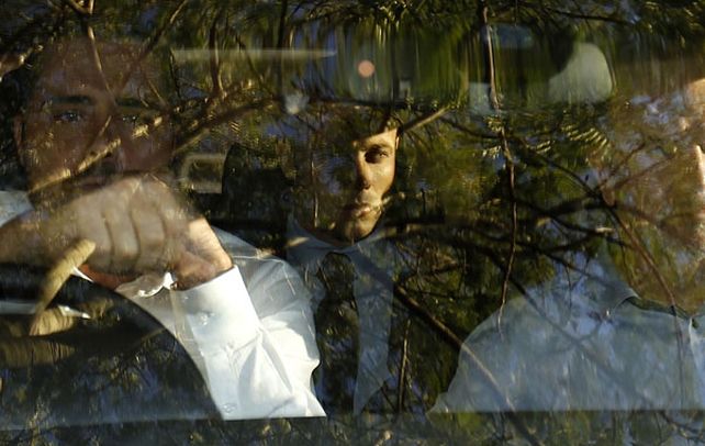 A casa. Pistorius en el asiento trasero de la camioneta que lo retiró el viernes del lugar donde estaba detenido.