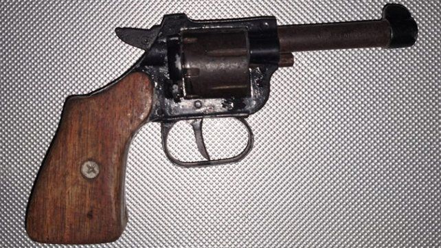 Un joven de 19 años intentó vender un arma de fuego en la zona oeste de Paraná y fue detenido por la Policía