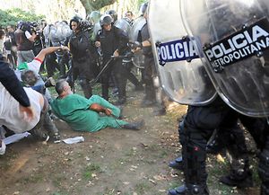 Unos 50 heridos en el hospital Borda al reprimir la Policía Metropolitana