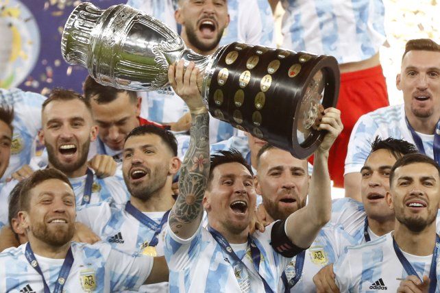 Los jugadores de Argentina celebran con el trofeo tras vencer 1-0 a Brasil en la final de la Copa América en el estadio Maracaná de Río de Janeiro, Brasil, el sábado 10 de julio de 2021 AP Photo / Andre Penner.