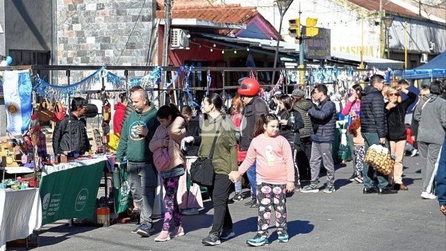 Día de la Bandera: miles de santafesinos participaron del tradicional festival en la avenida Facundo Zuviría Día de la Bandera: miles de santafesinos participaron del tradicional festival en la avenida Facundo Zuviría