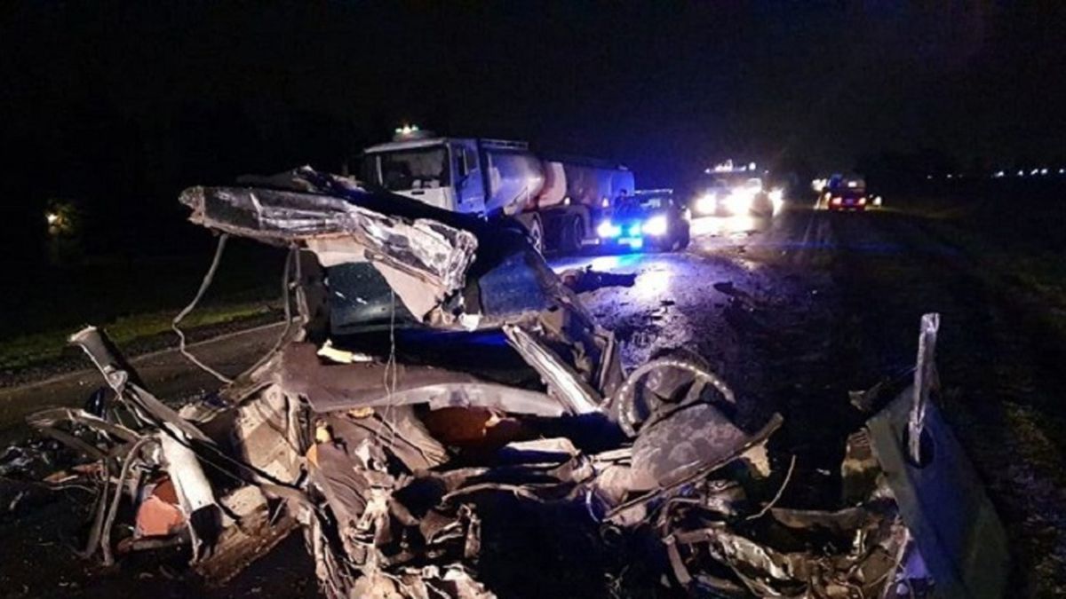 Piñero: dos muertos en un choque frontal entre un auto y un camión ...