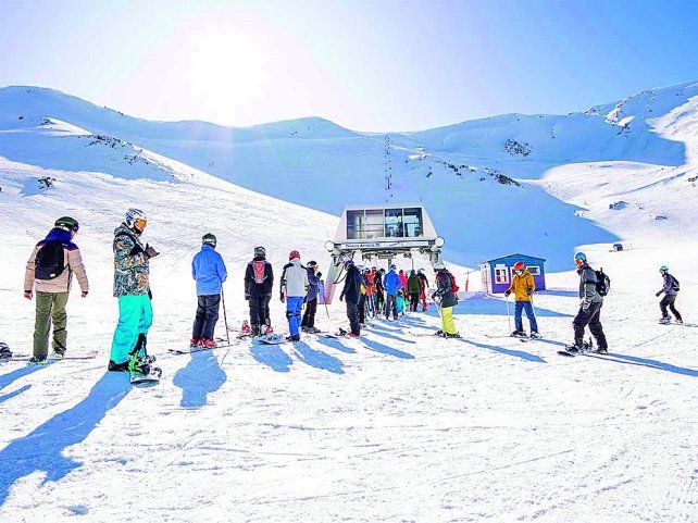 El Centro de Actividades de Montaña La Hoya ofrece un centro de esquí ubicado cerca de Esquel, en la provincia de Chubut.