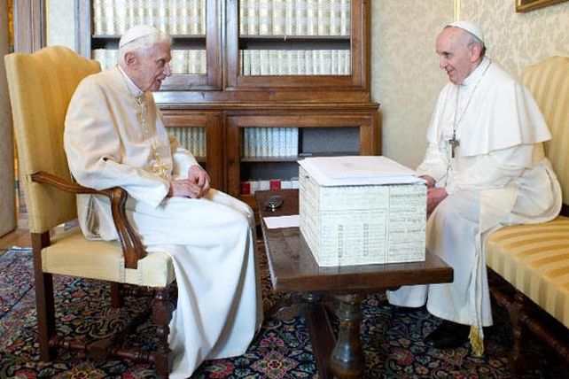 Histórico encuentro de los papas Francisco y Benedicto XVI