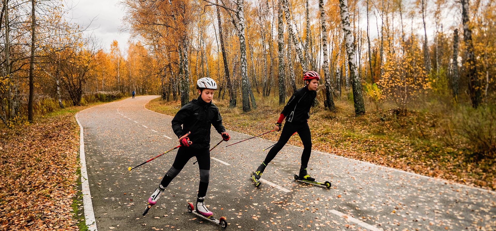 Los biatletas Mykola Dorofeiev, de 16 años, y Nazar Kravchenko, de 12, a la izquierda, entrenan en la base de esquí de Chernihiv, Ucrania. (Foto AP/Julia Demaree Nikhinson) Los biatletas Mykola Dorofeiev, de 16 años, y Nazar Kravchenko, de 12, a la izquierda, entrenan en la base de esquí de Chernihiv, Ucrania. (Foto AP/Julia Demaree Nikhinson)