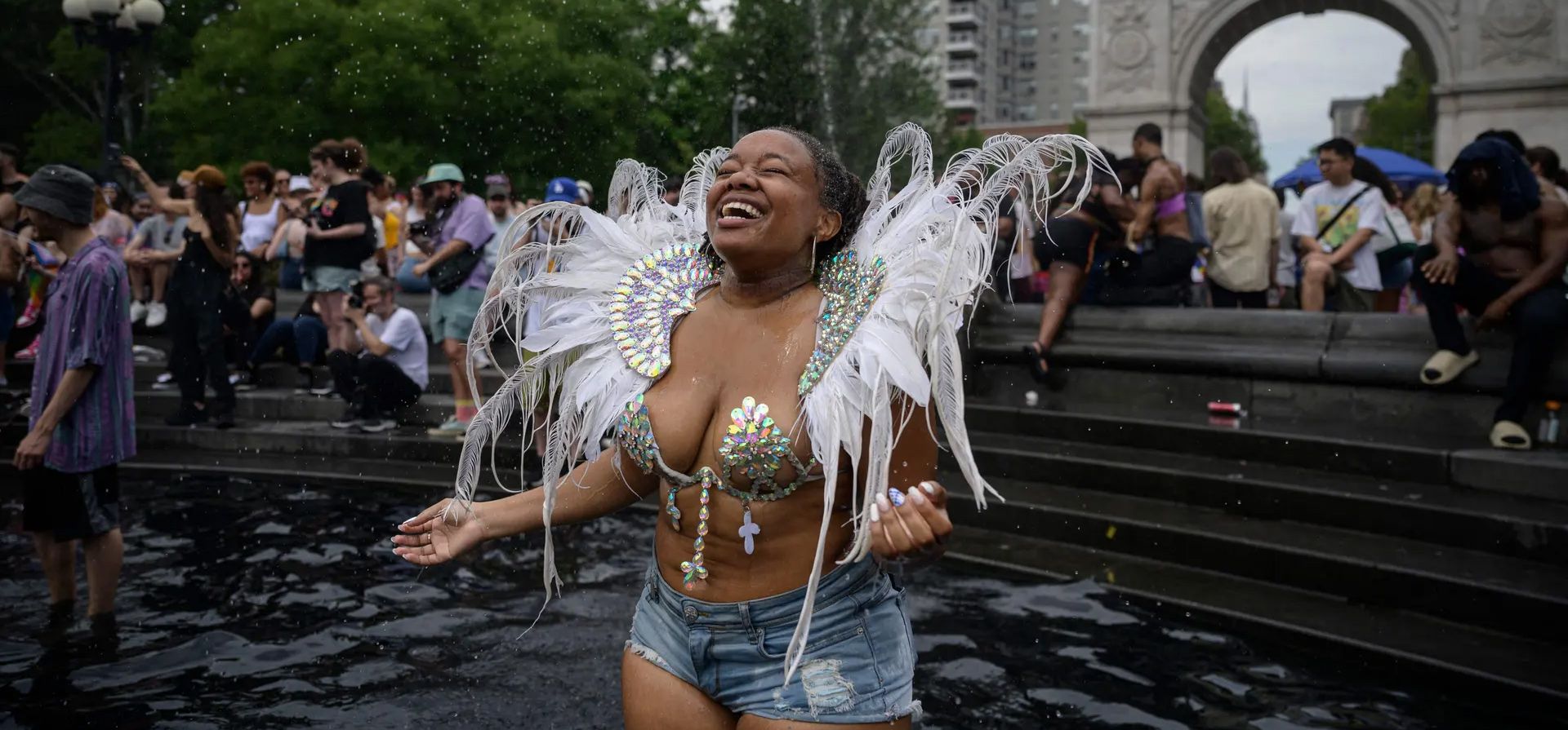 La gente se refresca en una fuente en Washington Square Park durante la marcha anual del Orgullo de Nueva York, Nueva York. Fotografía: Ed Jones/AFP/Getty Images La gente se refresca en una fuente en Washington Square Park durante la marcha anual del Orgullo de Nueva York, Nueva York. Fotografía: Ed Jones/AFP/Getty Images