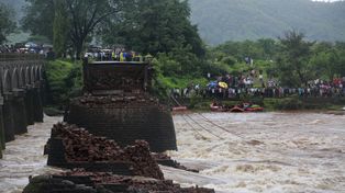 El derrumbe de un puente en India deja al menos 18 muertos