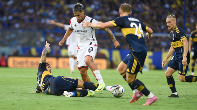 Walter Núñez pierde la pelota contra Leandro Paredes. El futbolista de Newell's no pesó.