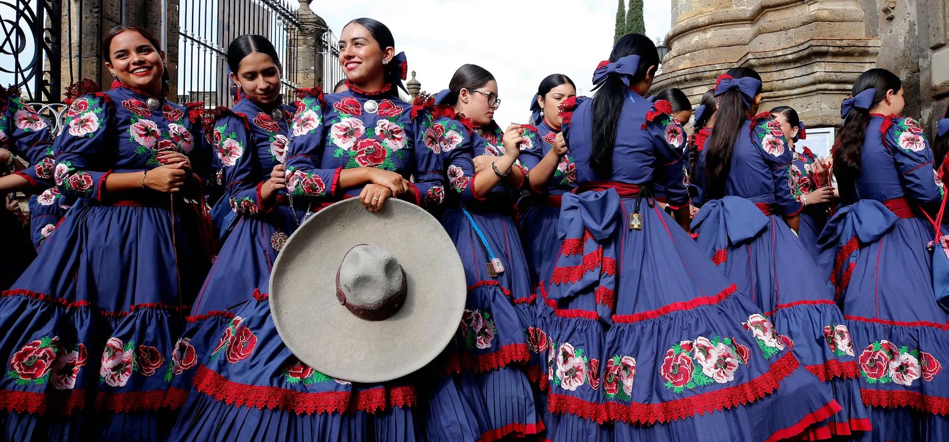 Guadalajara, México. Un grupo de escaramuzas en traje tradicional llegan para las celebraciones culturales del Día Internacional del Charro y la Charrería. Fotografía: Ulises Ruiz/AFP/Getty Images Guadalajara, México. Un grupo de escaramuzas en traje tradicional llegan para las celebraciones culturales del Día Internacional del Charro y la Charrería. Fotografía: Ulises Ruiz/AFP/Getty Images