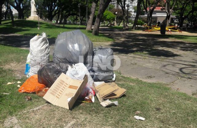 La basura acumulada se&nbsp;convirtió en una postal indeseada de los usuarios y vecinos.&nbsp;