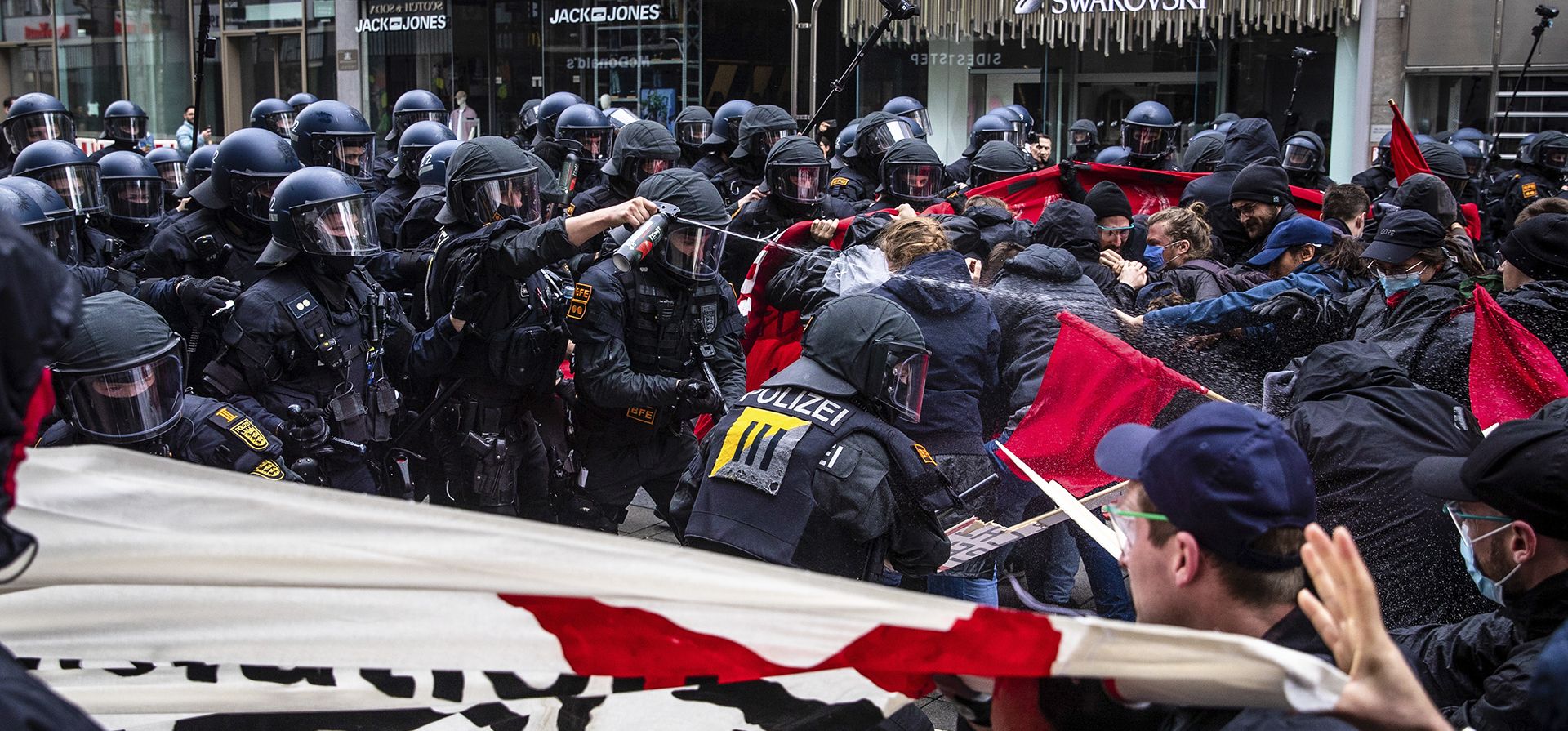 Las unidades de policía y los manifestantes se enfrentan durante una manifestación del Día del Trabajo en Stuttgart, Alemania, el lunes 1 de mayo de 2023.  (Christoph Schmidt/dpa vía AP)
