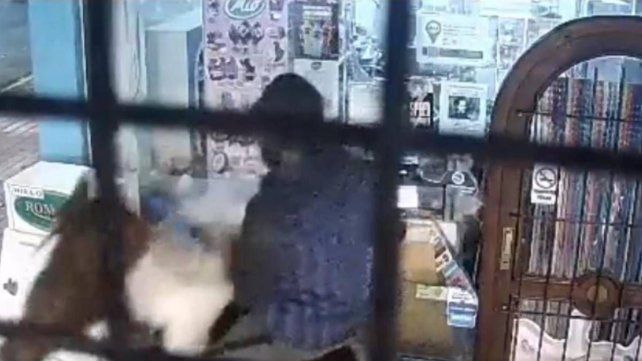Insólito en Miramar: robaron un kiosco montados a caballo