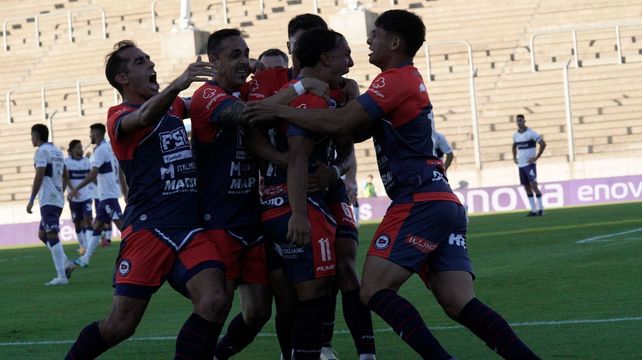 El grito de Facundo Marín y todo Central Córdoba con el empate en tiempo adicional. Luego vencería por penales a Gimnasia. Ahora en San Luis ante Independiente Rivadavia.