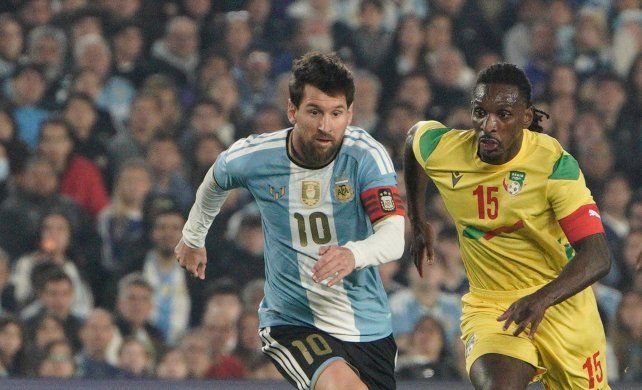 La cinta de capitán con los colores rojo y negro para Lionel Messi en su despedida