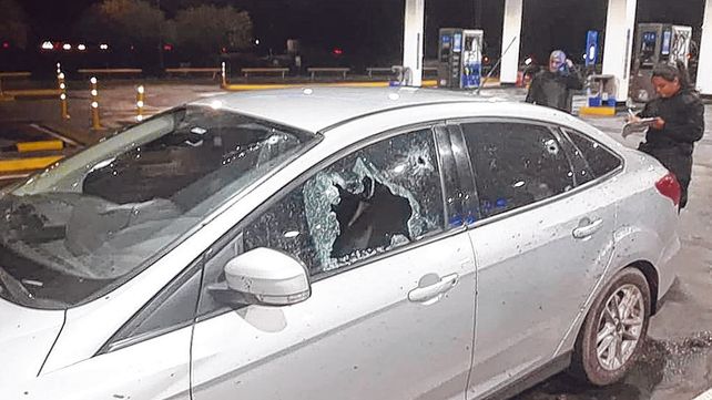 Perforado. Así quedó el Ford Focus en el que iban el comisario Mariano Valdés y la agente Roxana González.