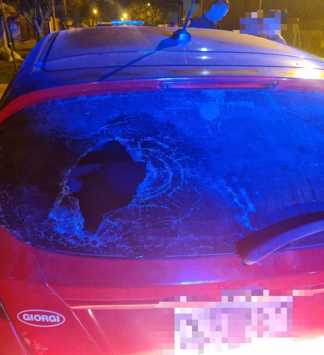 El vehículo dañado en un caso de violencia familiar en Roldán.&nbsp;