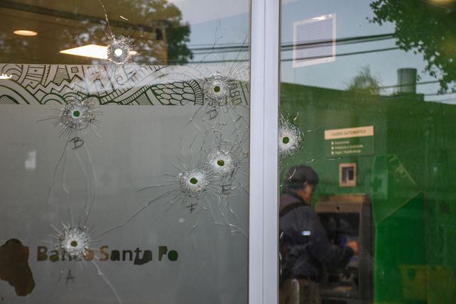 Balacera contra sucursal del Banco de Santa Fe, al menos cuatro impactos de balas.