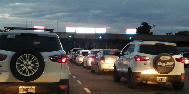 Las hileras de autos en todos los carriles.&nbsp;