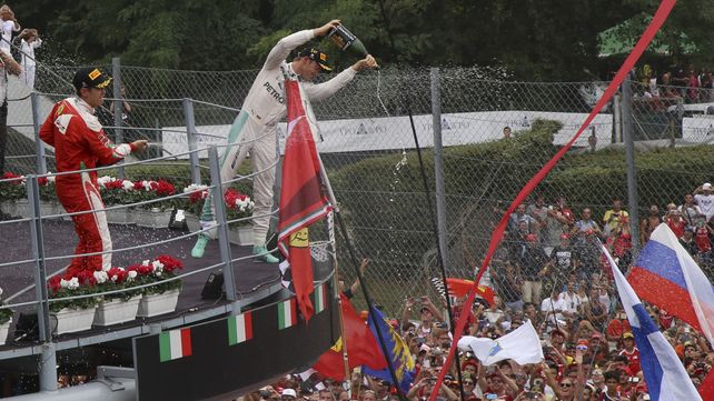 Rosberg sumó otro triunfo y se acercó a Hamilton en el campeonato de Fórmula 1