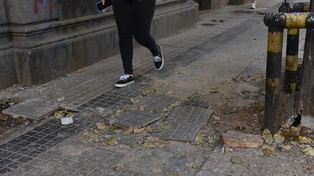 Malas condiciones. Las veredas rotas son una postal que se repiten en todos los barrios de la ciudad.
