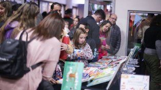 La Feria del Libro Paraná Lee continúa en la Sala Mayo hasta el lunes 21, siempre desde las 10, con entrada libre y gratuita. El programa completo