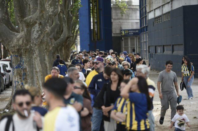 Comenzó el velatorio del Negro Palma. Los hinchas se dan cita en gran número en el Gigante.