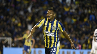 Campaz es el futbolista colombiano, número 13, como su número, con la camiseta de Central.