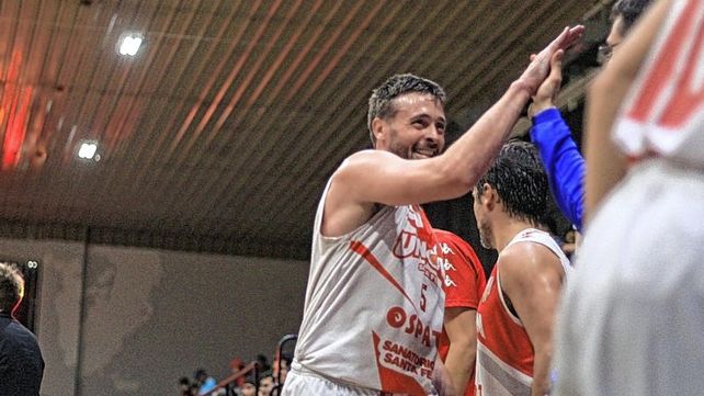 El capitán Maximiliano Martín acordó la renovación del vínculo con Unión para continuar en la Liga Nacional.