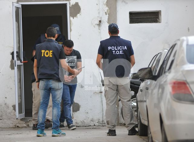 Esposado. El día en que Baldomir fue trasladado desde Junín a Santa Fe por agentes de la Tropa de Operaciones Especiales.&nbsp;