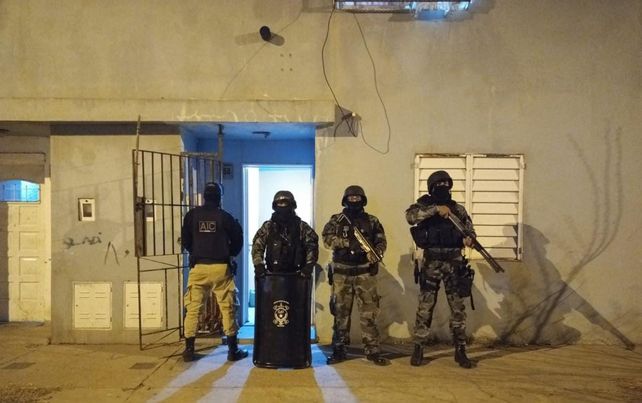 Una de las viviendas allanadas en el barrio Ludueña la madrugada de este sábado tras los pasos de la banda de Fran Riquelme.