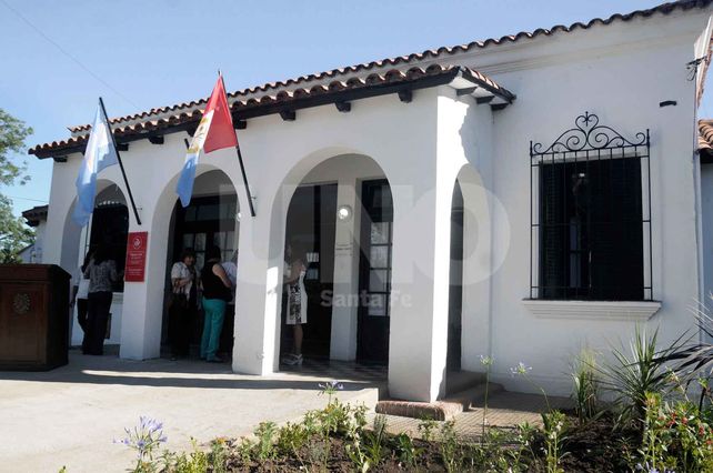 Curiosidad. Los vecinos se acercan para interiorizarse sobre los trámites que pueden realizar en la nueva oficina.