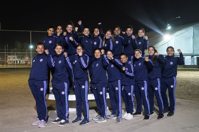 Las 18 elegidas. El escudo de la Asociación estará bien representado por este plantel de jóvenes futbolistas de ocho equipos.