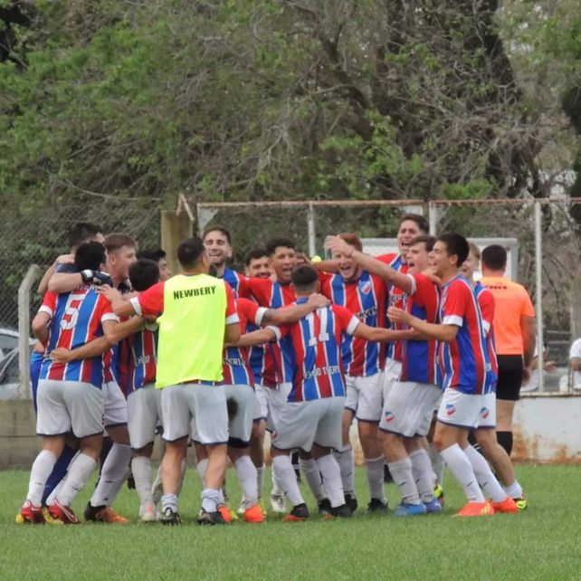 A los playoffs.&nbsp;El azul y rojo celebró en su cancha.