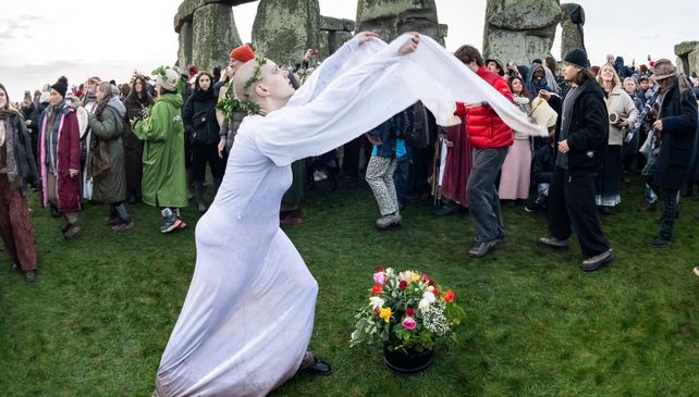 Miles de personas celebraron el amanecer del solsticio de invierno en Stonehenge