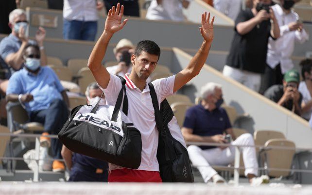 El serbio Novak Djokovic saluda a la multitud después de que el italiano Lorenzo Musetti se retirara del partido en su partido de cuarta ronda el día 9, del torneo de tenis Abierto de Francia en Roland Garros en París, Francia.