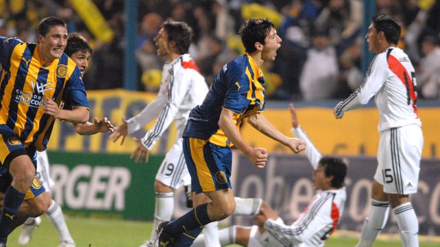 Burdisso grita el primer tanto del Central dirigido por Cuffaro Russo.