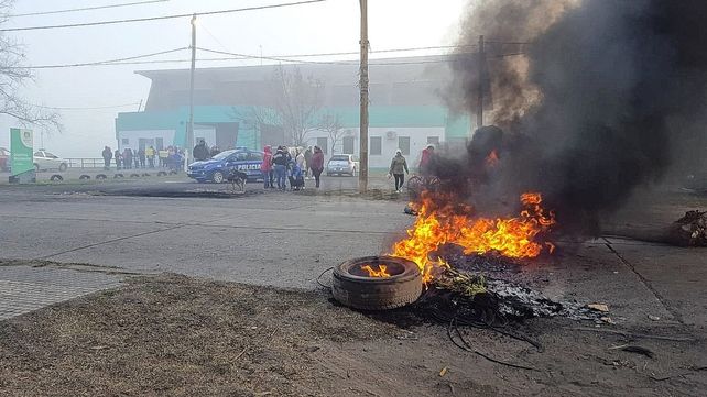 Protesta de vecinos en el Centro de Distrito de La Tablada.