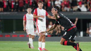 Michael Hoyos celebra con euforia el empate de Newells ante Independiente.