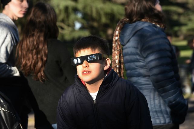 Miles de rosarinos disfrutaron del eclipse solar.