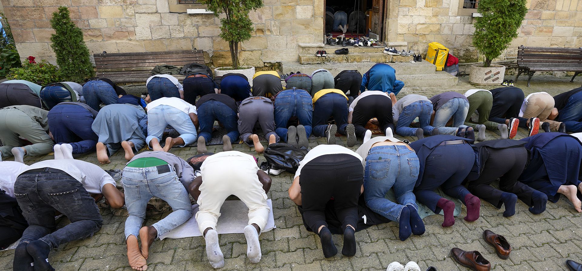Musulmanes rezan por la seguridad del pueblo palestino durante la oración del viernes en la mezquita de Bajrakli en Belgrado, Serbia, el viernes 13 de octubre de 2023. (Foto AP/Darko Vojinovic) Musulmanes rezan por la seguridad del pueblo palestino durante la oración del viernes en la mezquita de Bajrakli en Belgrado, Serbia, el viernes 13 de octubre de 2023. (Foto AP/Darko Vojinovic)