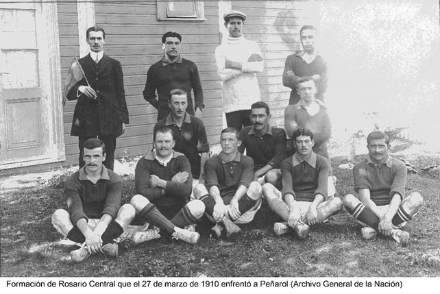 El primer equipo de Central que en 1910 enfrentó a Peñarol amistosamente.