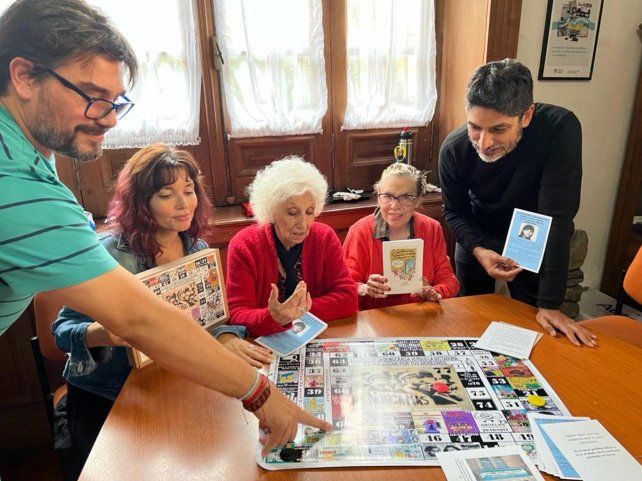 La titular de Abuelas recibió el juego creado por chicos y docentes de Tablada.