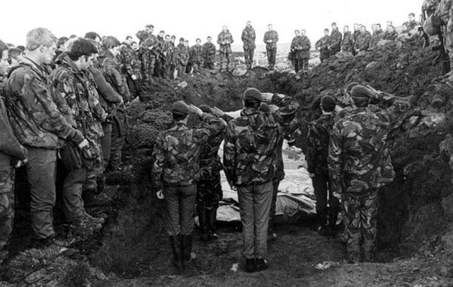 La guerra de Malvinas. Tropas inglesas rinden honores a sus muertos.