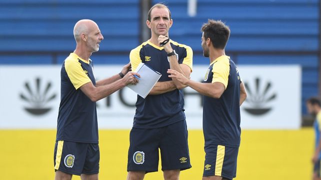 Somoza y sus colaboradores piensan el Central que pondrán en cancha contra Huracán.