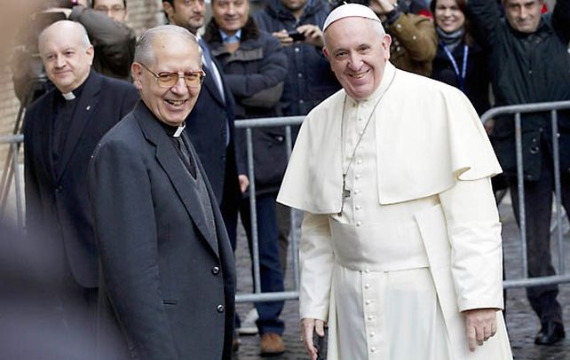 El Papa Francisco al saludarse el viernes con el líder de los jesuitas (Compañía de Jesús)