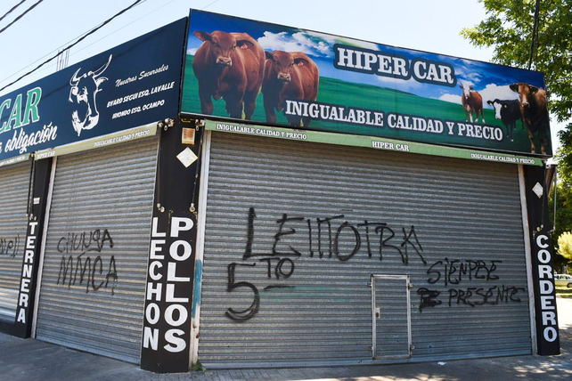 Persianas bajas en la carnecería de Seguí y Lavalle. El dueño decidió cerrar este miércoles