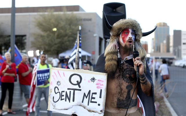 Un creyente de Qanon habla con una multitud de partidarios del presidente Donald Trump en Phoenix.