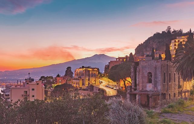 Calles estrechas, fachadas claras y siglos de historia conviven en estos paisajes.