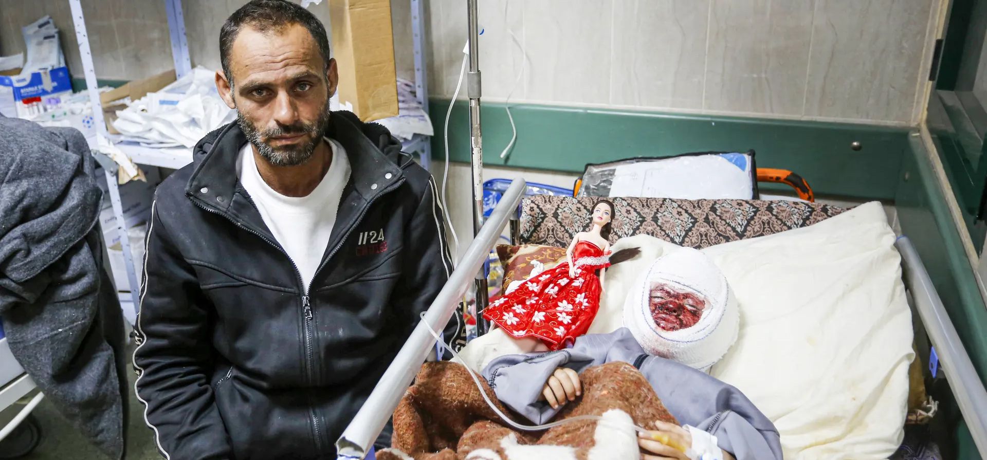 Seca Juneyd, una niña palestina de 4 años que sufrió quemaduras profundas en la cara y el cuerpo como resultado del bombardeo israelí de la casa de su familia en el campo de refugiados de Jabalia, lucha por sobrevivir con dolor en el hospital de los Mártires de al-Aqsa. Fotografía: Anadolu/Getty Images Seca Juneyd, una niña palestina de 4 años que sufrió quemaduras profundas en la cara y el cuerpo como resultado del bombardeo israelí de la casa de su familia en el campo de refugiados de Jabalia, lucha por sobrevivir con dolor en el hospital de los Mártires de al-Aqsa. Fotografía: Anadolu/Getty Images