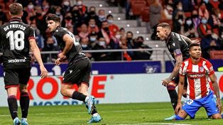 Levante, que marcha último en España, sorprendió al Atlético de Madrid, al que superó 1-0 como visitante.&nbsp;